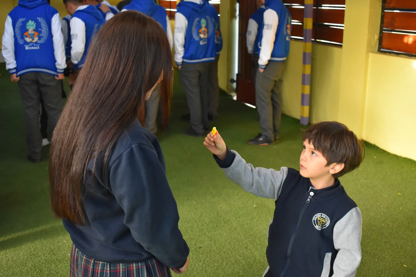 Encuentro de estudiantes durante el apadrinamiento del Colegio Salvatierra