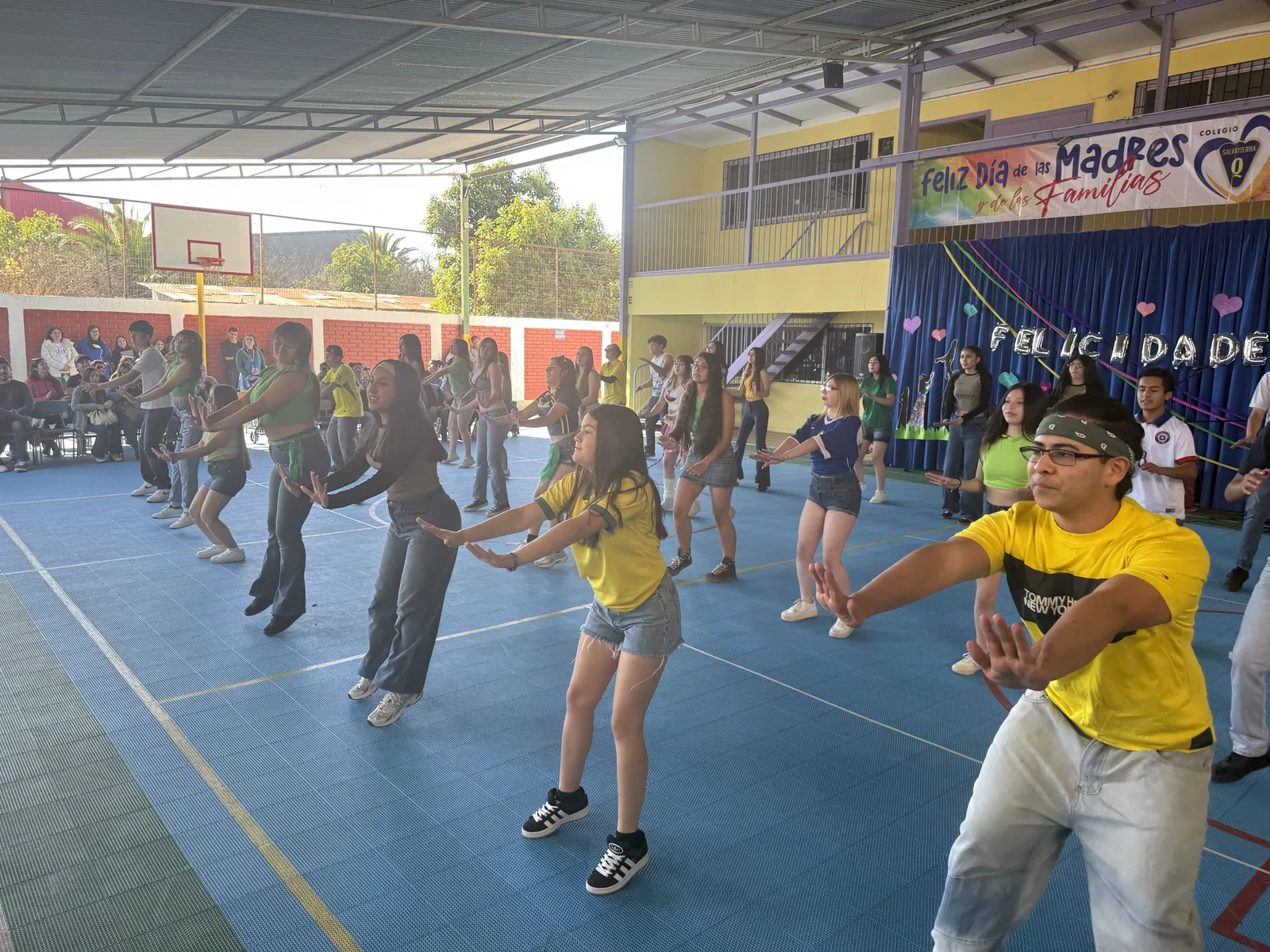Presentación artística del Día de la Familia en el patio del Colegio Salvatierra